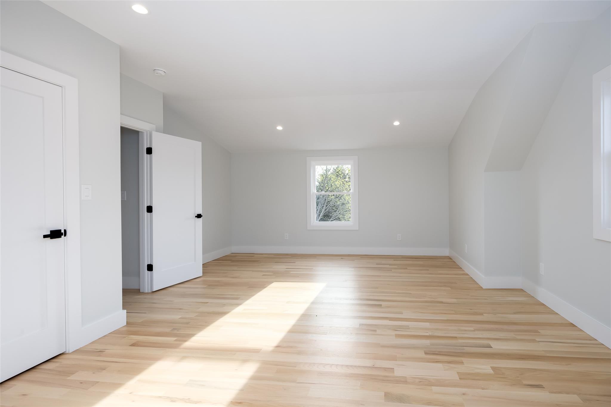 2464 Riverside Avenue Property Photo 31