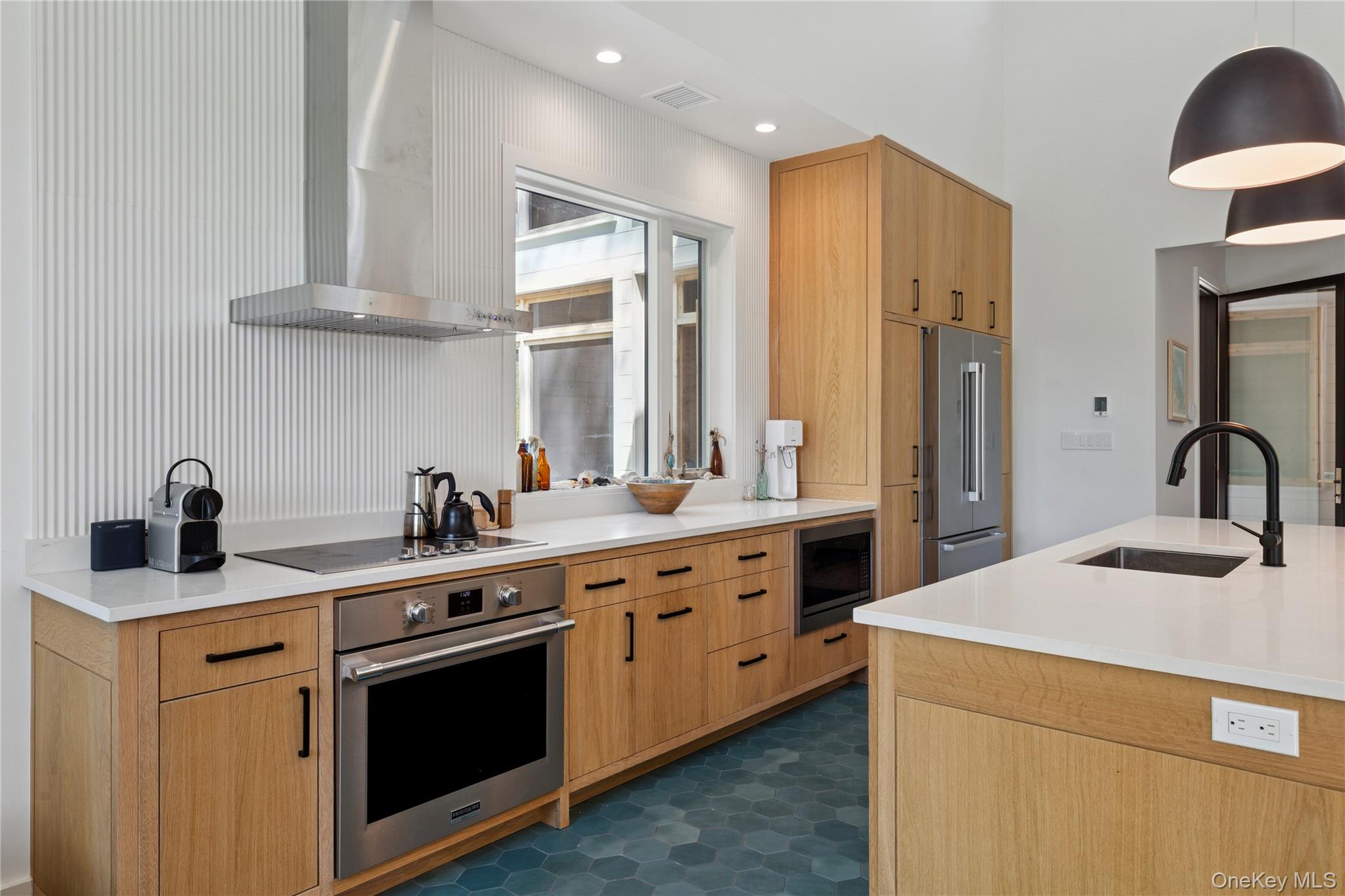 6710 Soundview Avenue Property Photo 4
