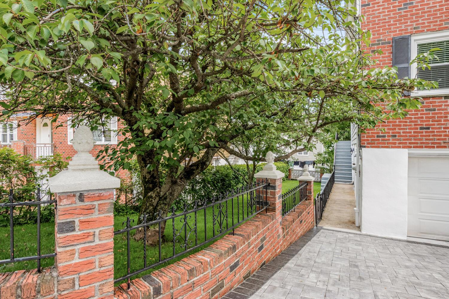 2 Bryn Mawr Place Gr Level Property Photo 1