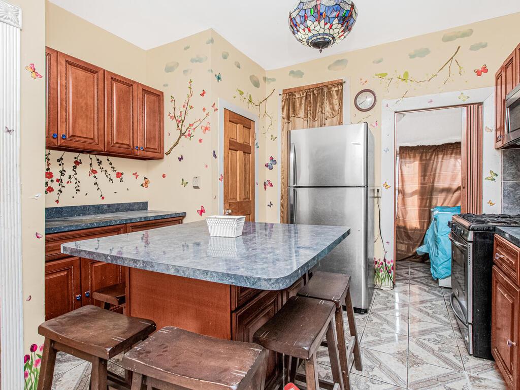 4449 Park Avenue Property Photo 3