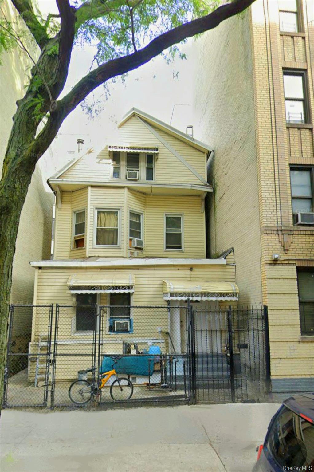 2481 Davidson Avenue Property Photo 1
