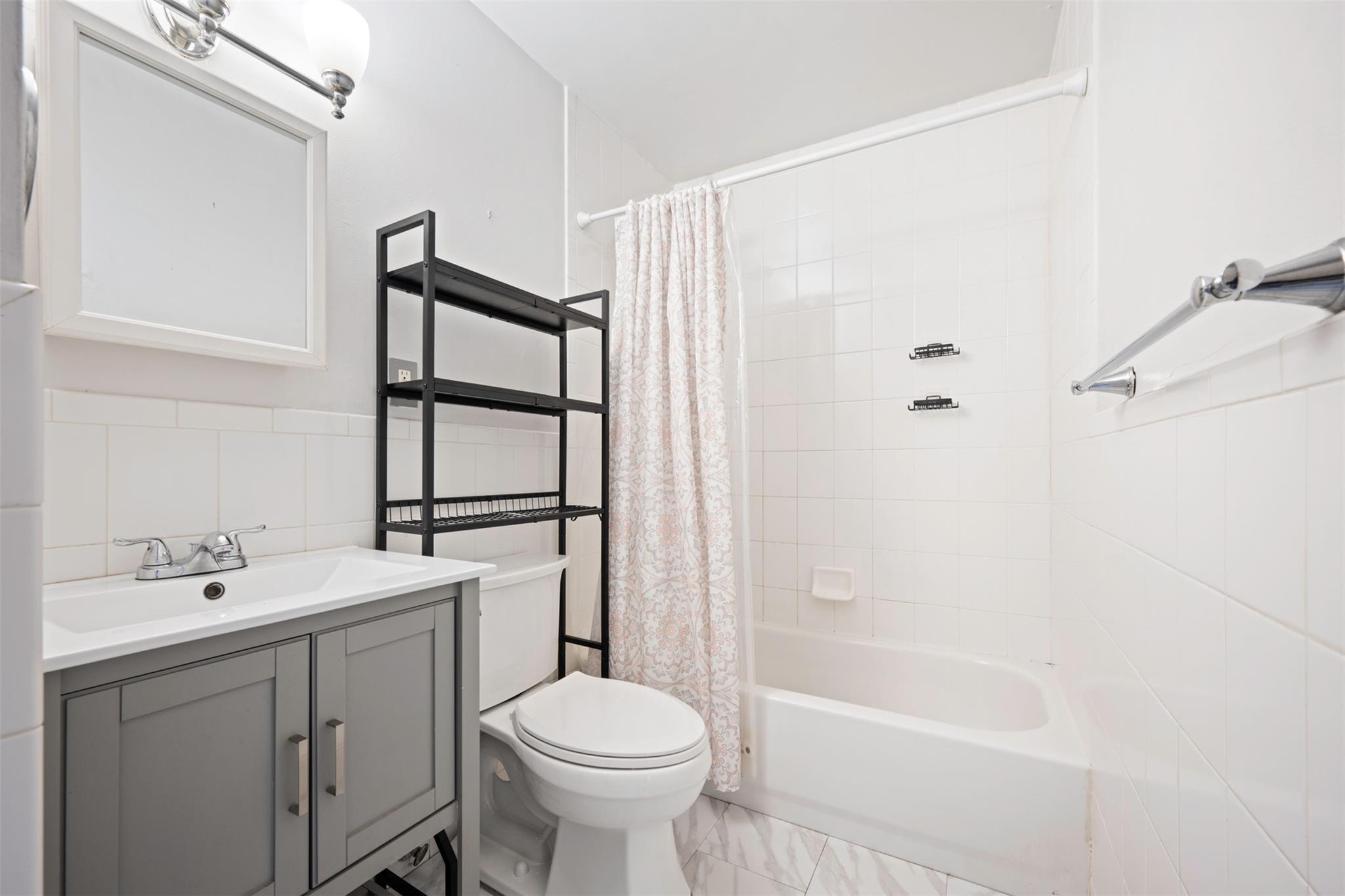2433 Union Boulevard 4b Property Photo 9
