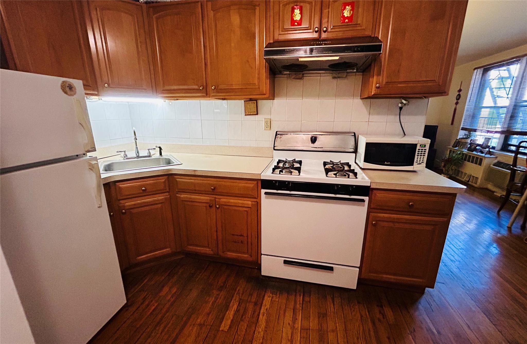 13705 Franklin Avenue 3j Property Photo 9