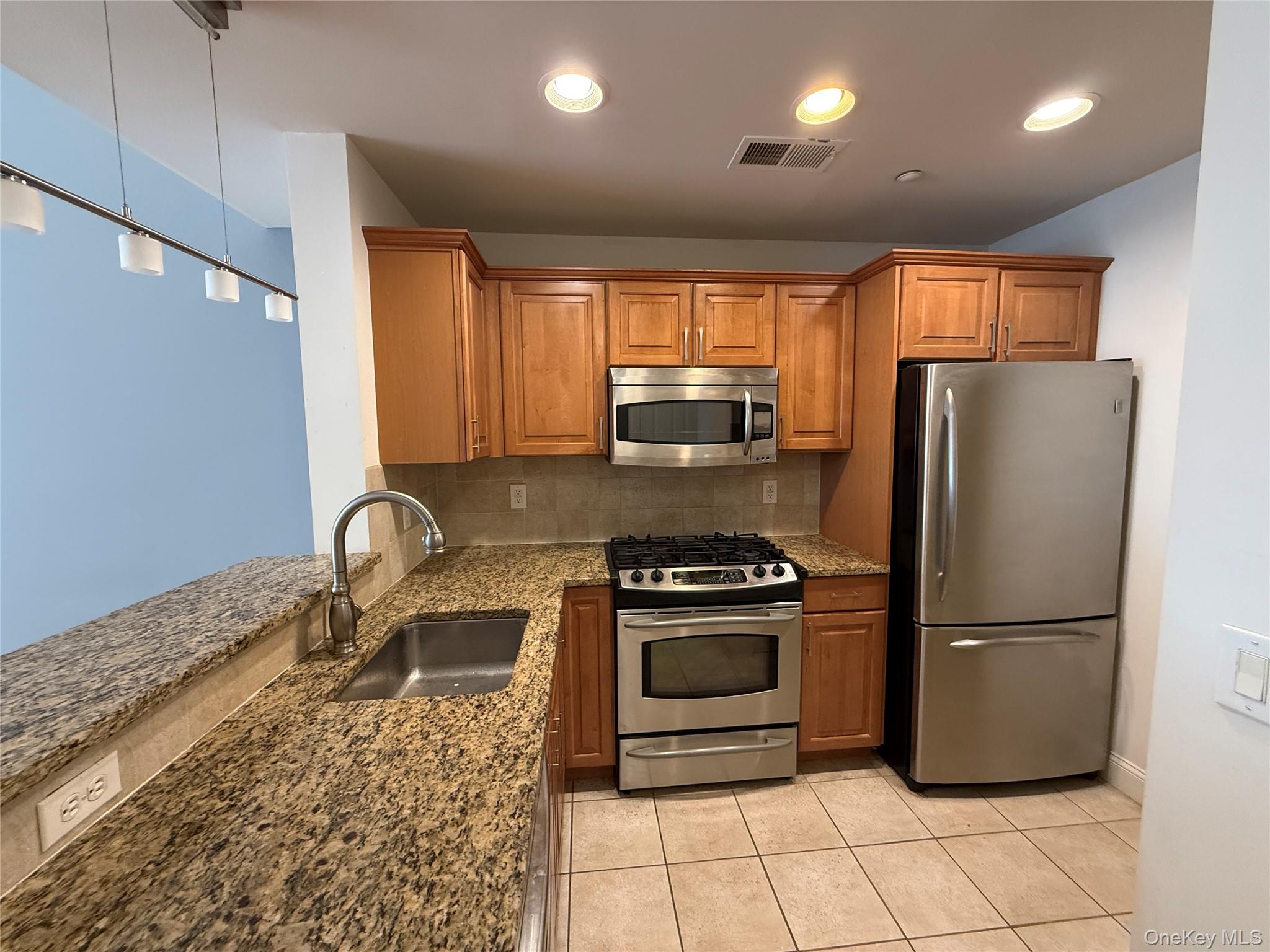 1405 Round Pointe Drive Property Photo 3