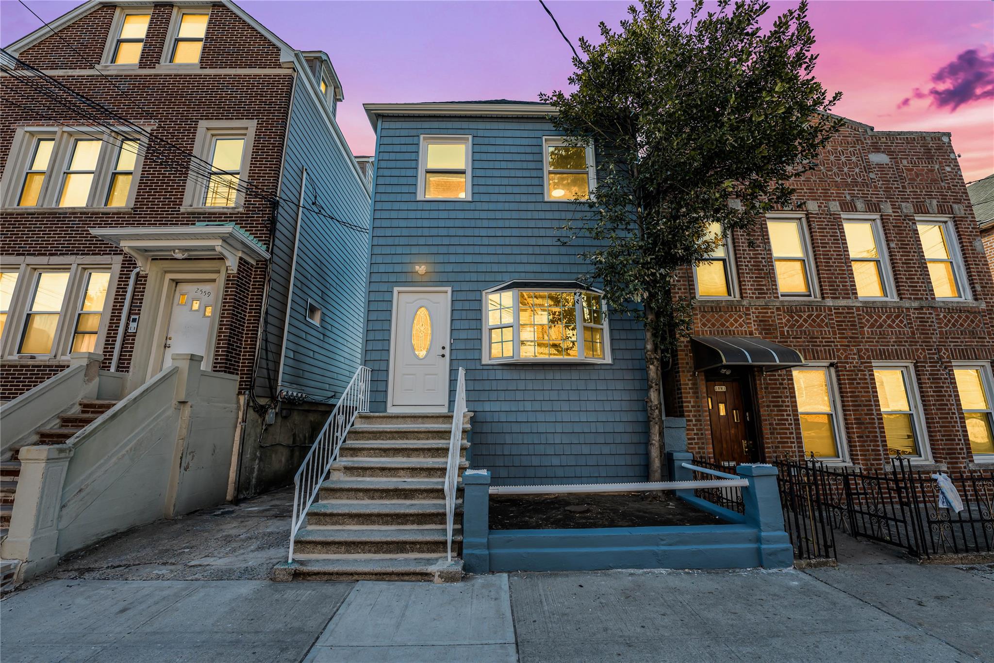 2561 RADCLIFF Avenue Property Photo 1