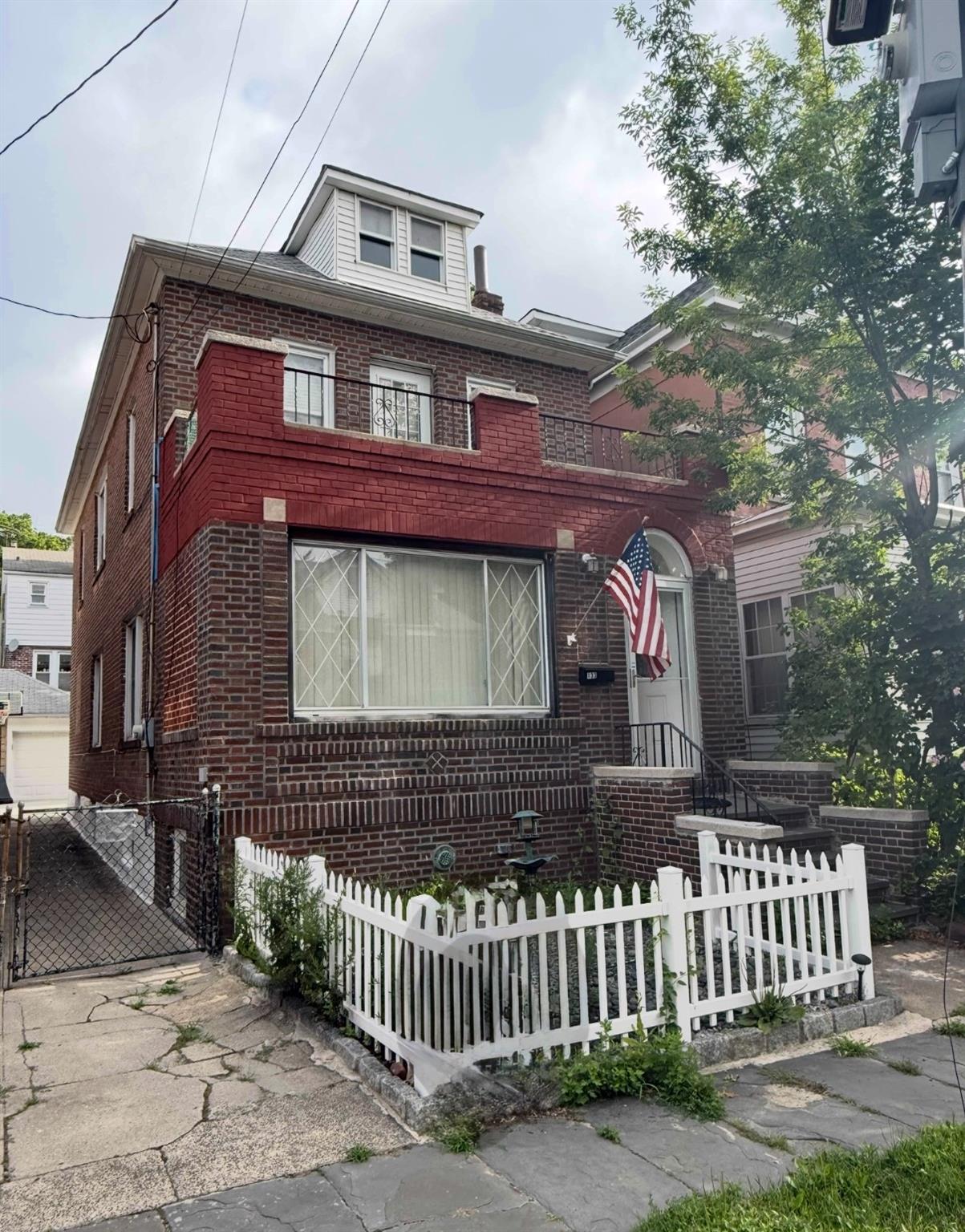 133 E 238th Street Property Photo 1