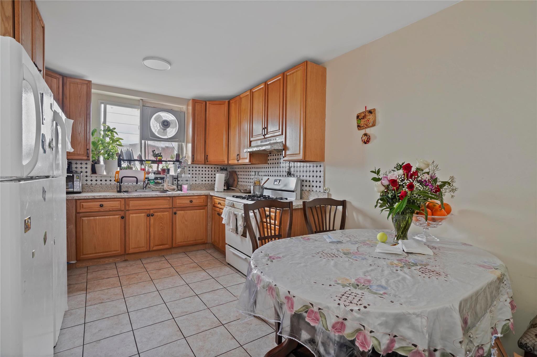 1890 W 6th Street Property Photo 6