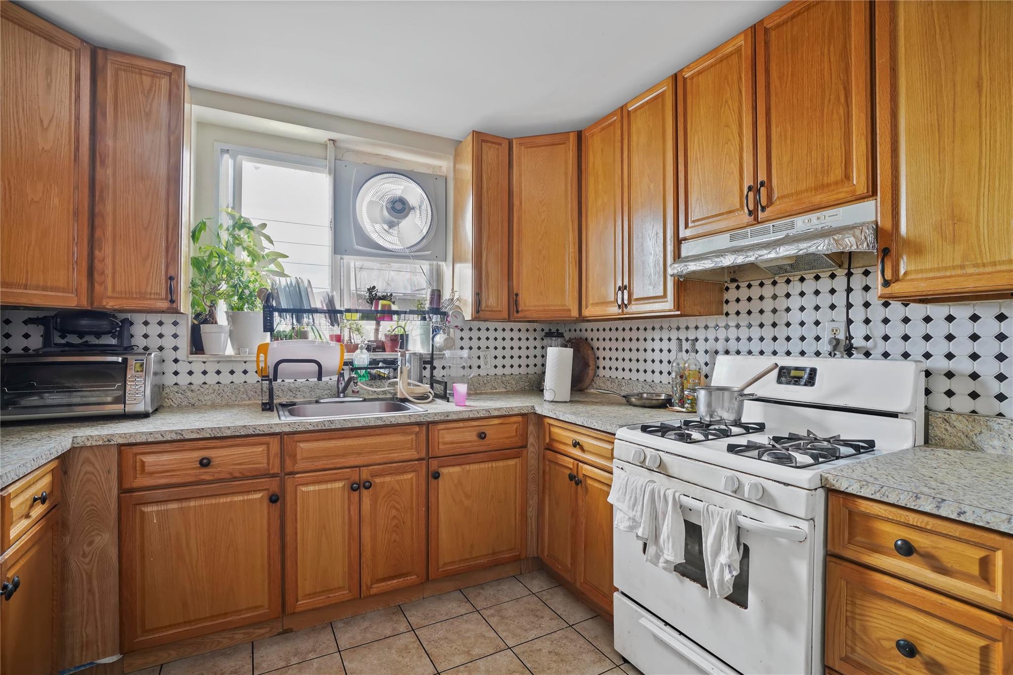 1890 W 6th Street Property Photo 8