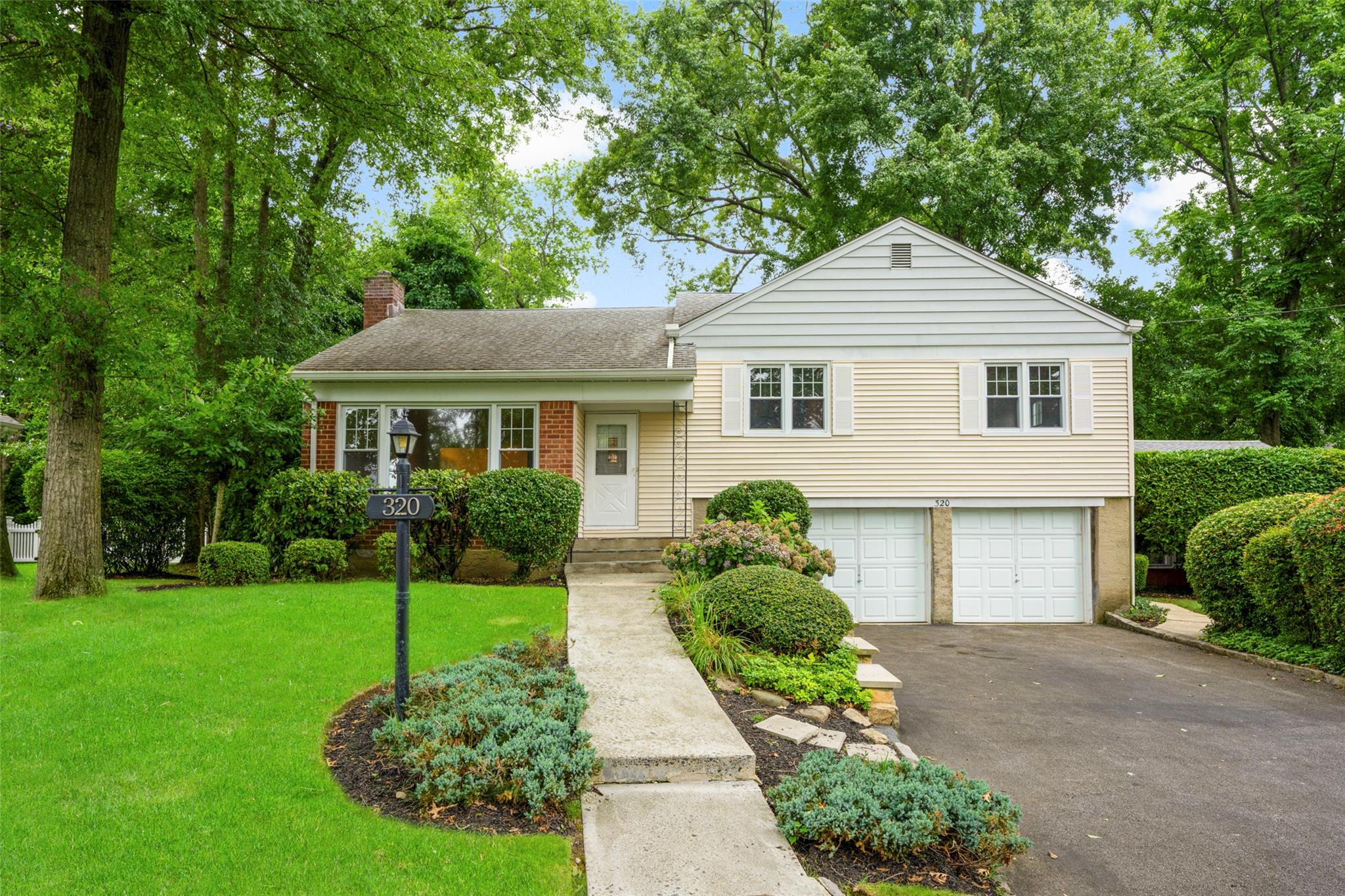 320 Stuart Drive Property Photo