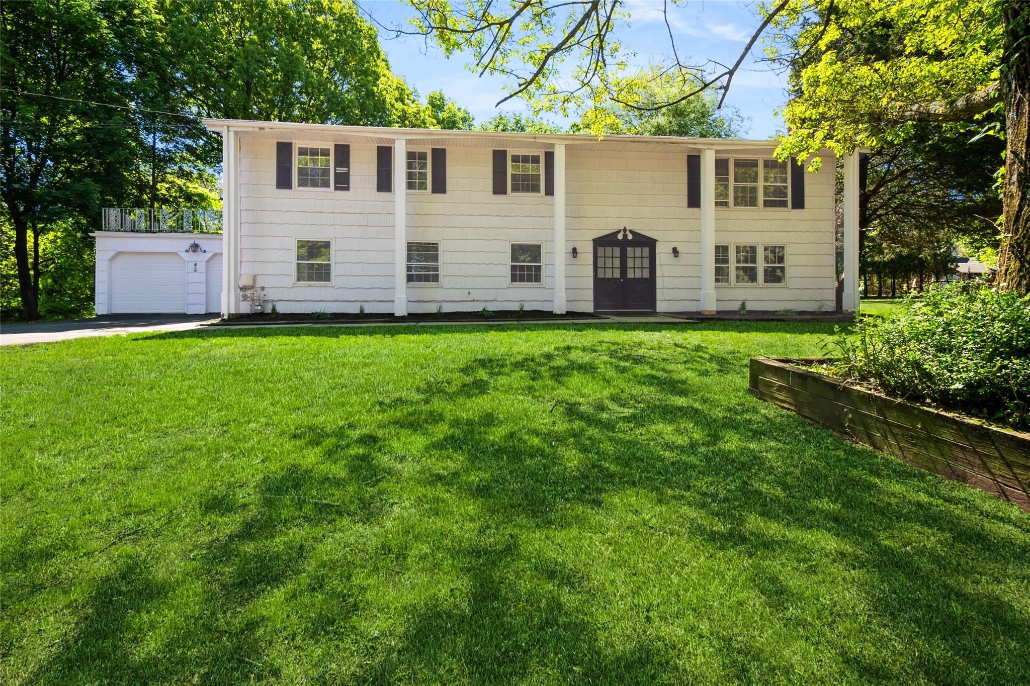 4 Skokie Ln Property Photo 1