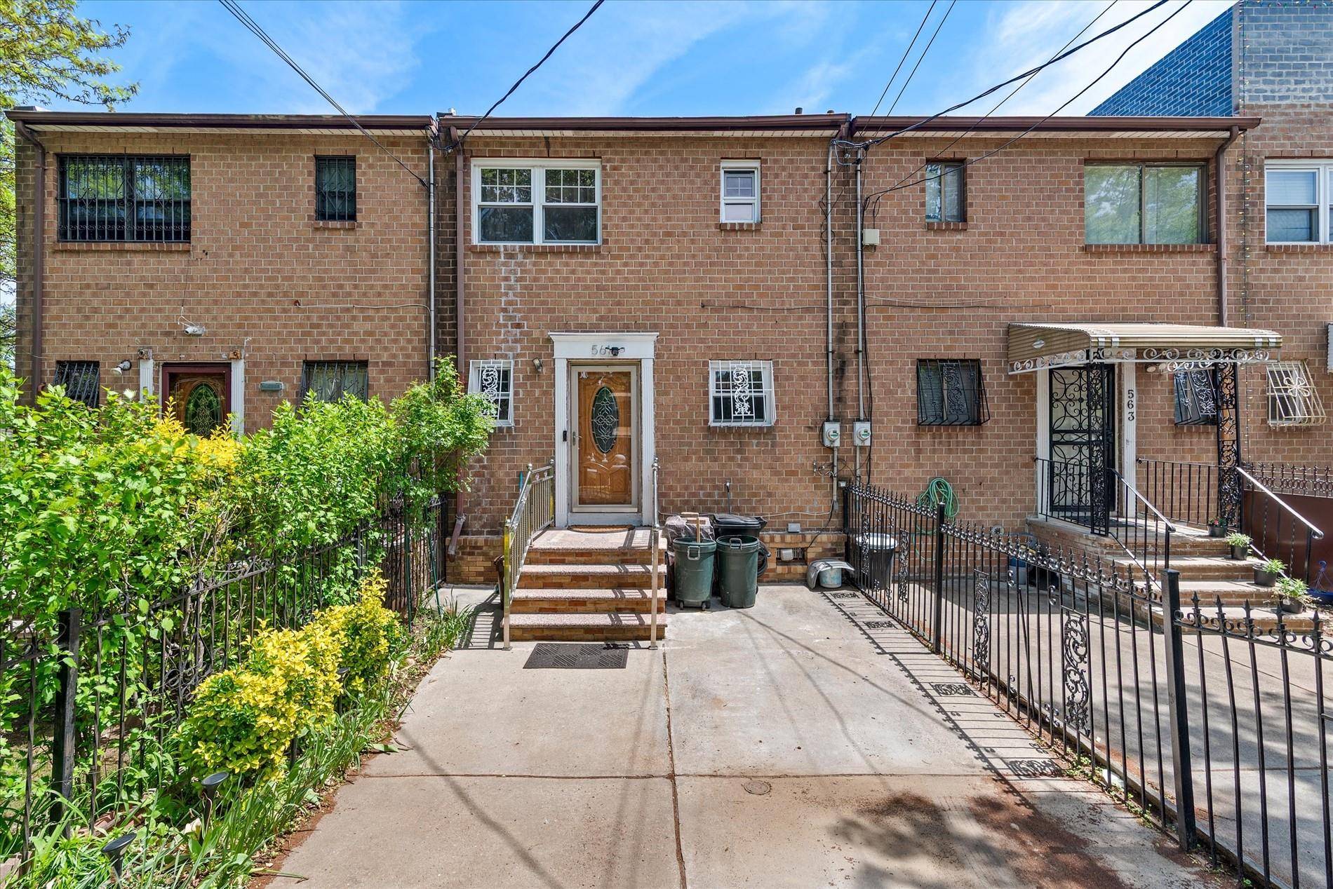561 Powell St Property Photo 1