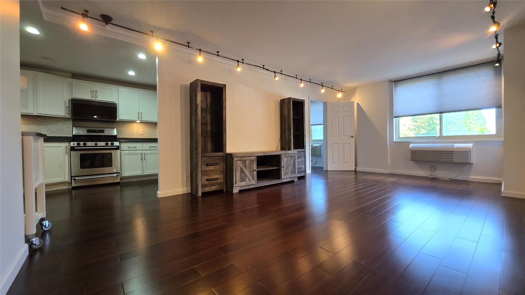 118-18 Union Tpke 2B Property Photo 1