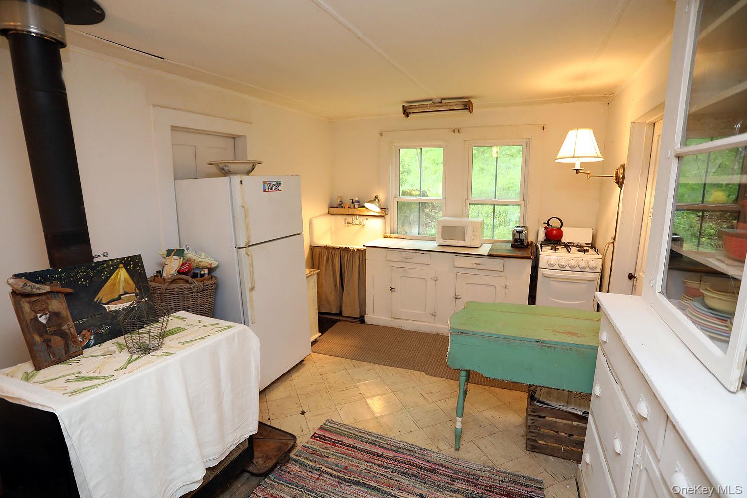 12 Henderson Road Property Photo 9