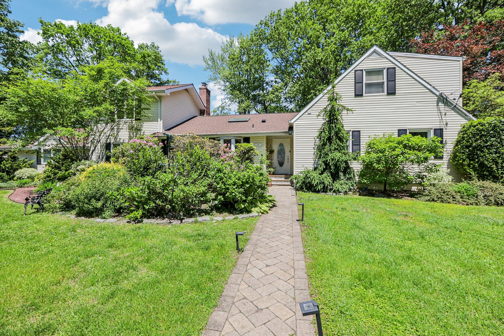 1 Meadowood Path Property Photo 1