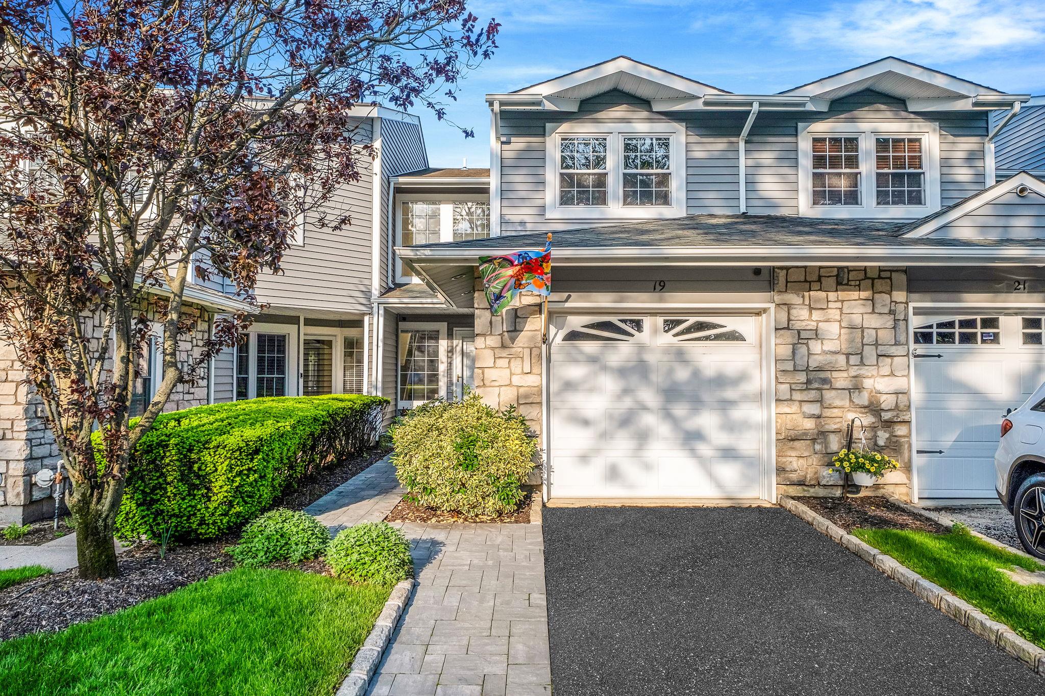 19 Hampshire Court Property Photo 1