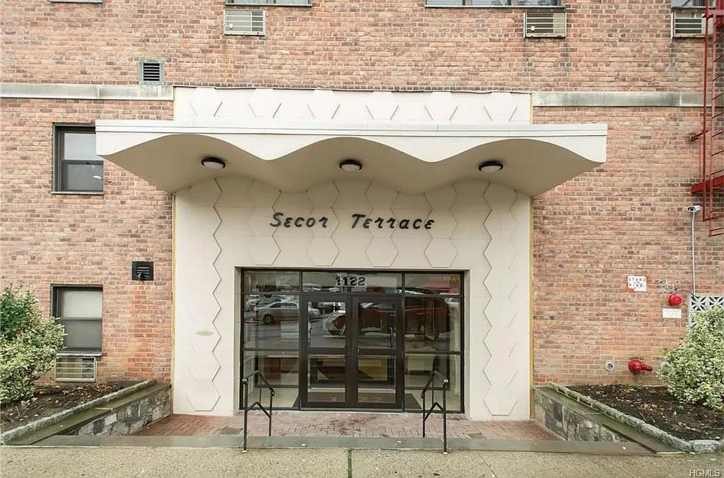 1122 Yonkers 1E Property Photo 1