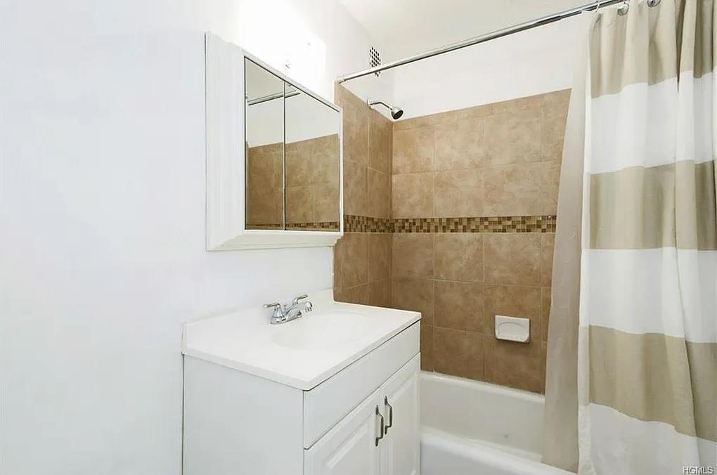 1122 Yonkers 1e Property Photo 12