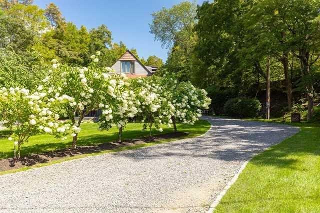 5 Old Depot Way Property Photo 2