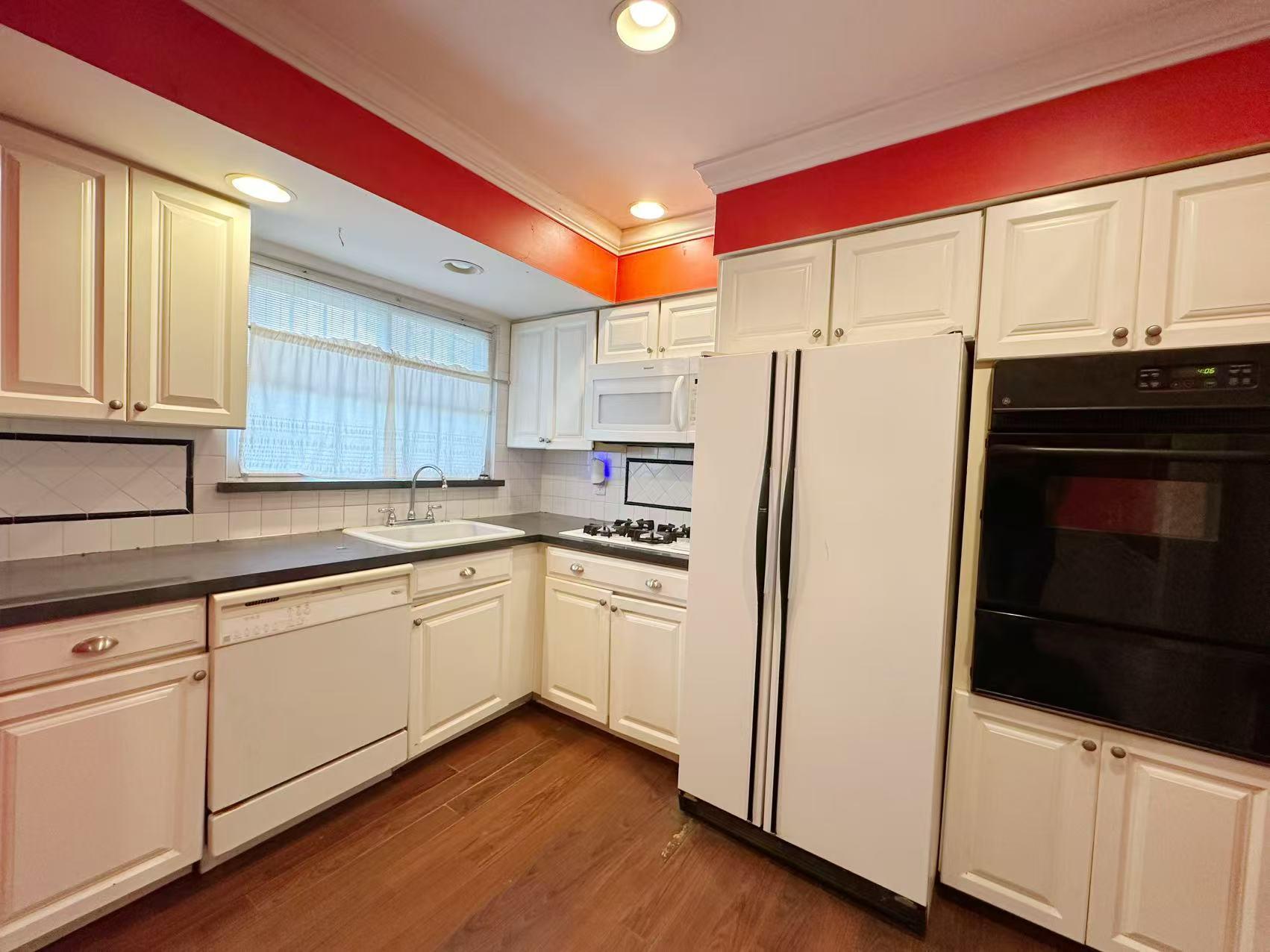 2311 Whitestone Expressway Property Photo 2