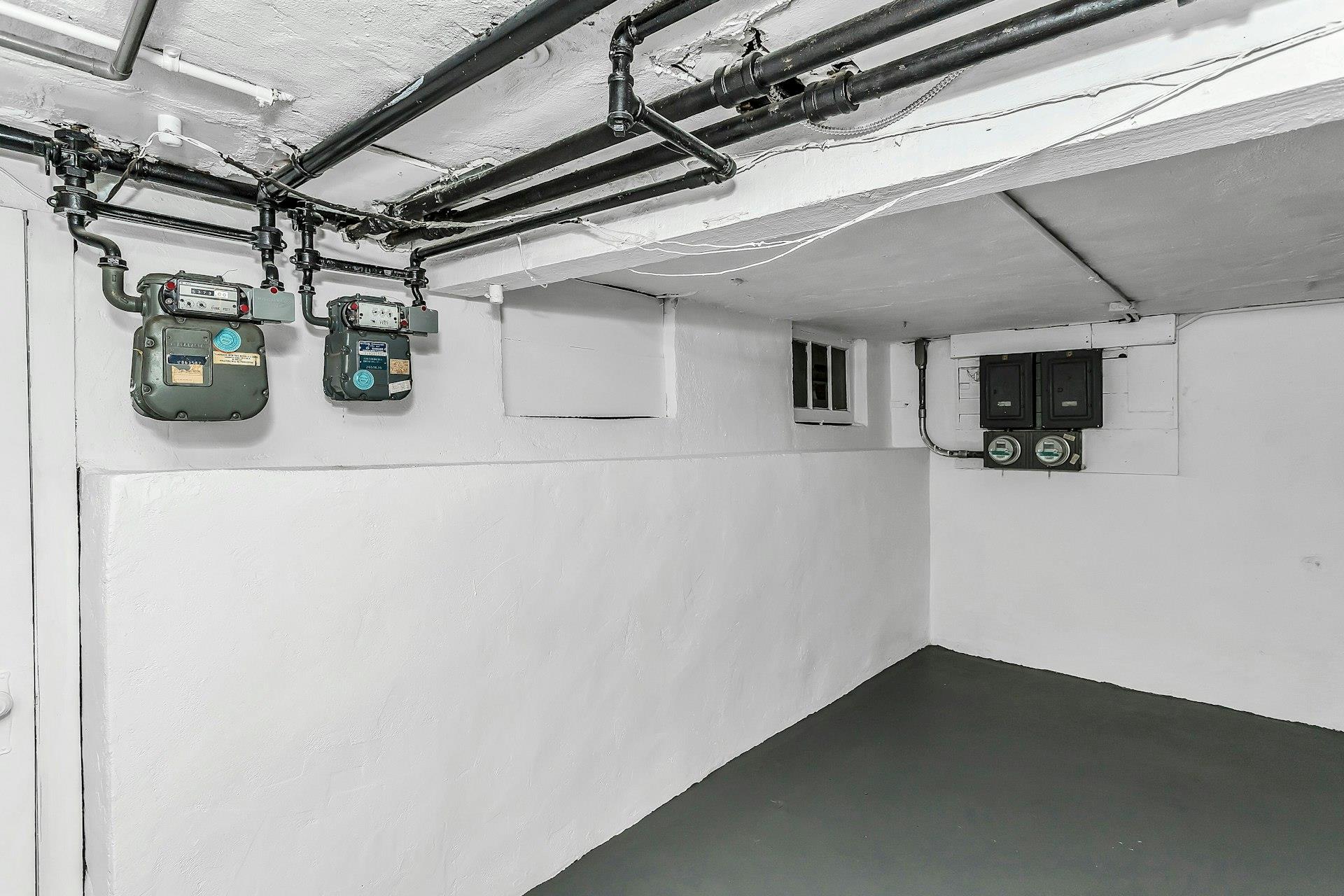 25-34 42nd Street Property Photo 24