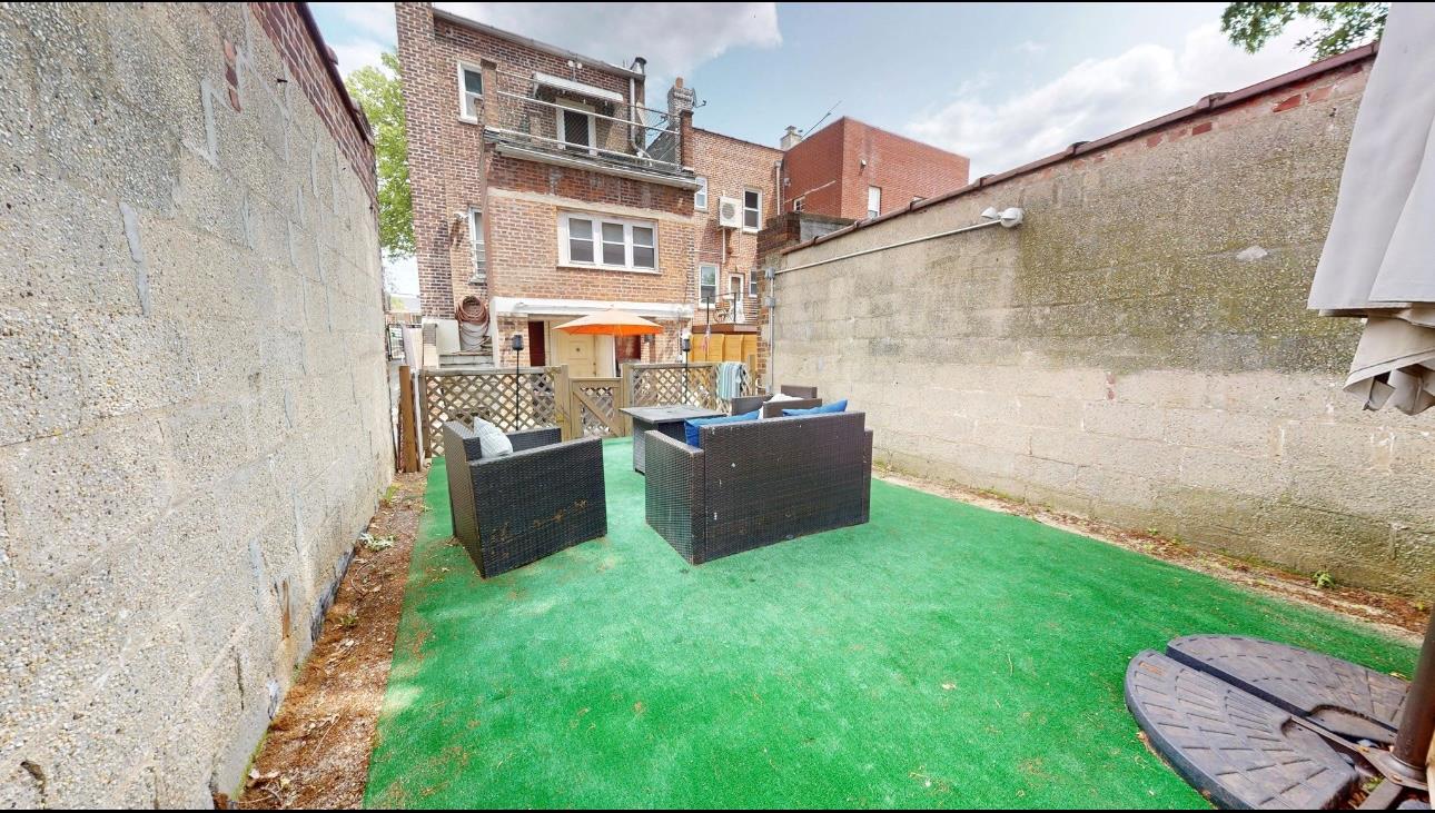 2547 Laconia Avenue Property Photo 3