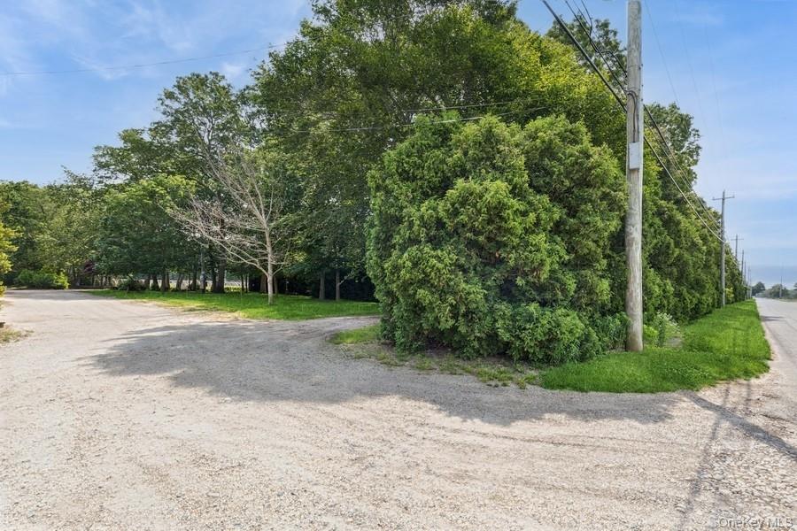 550 / 538 Herricks Lane Property Photo 3