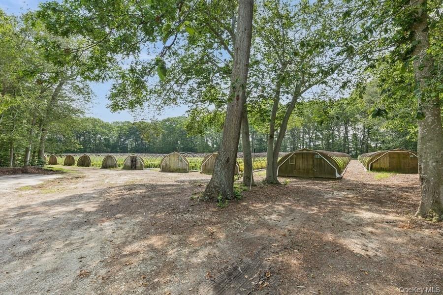 550 / 538 Herricks Lane Property Photo 7