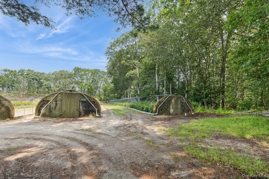 550 / 538 Herricks Lane Property Photo 17