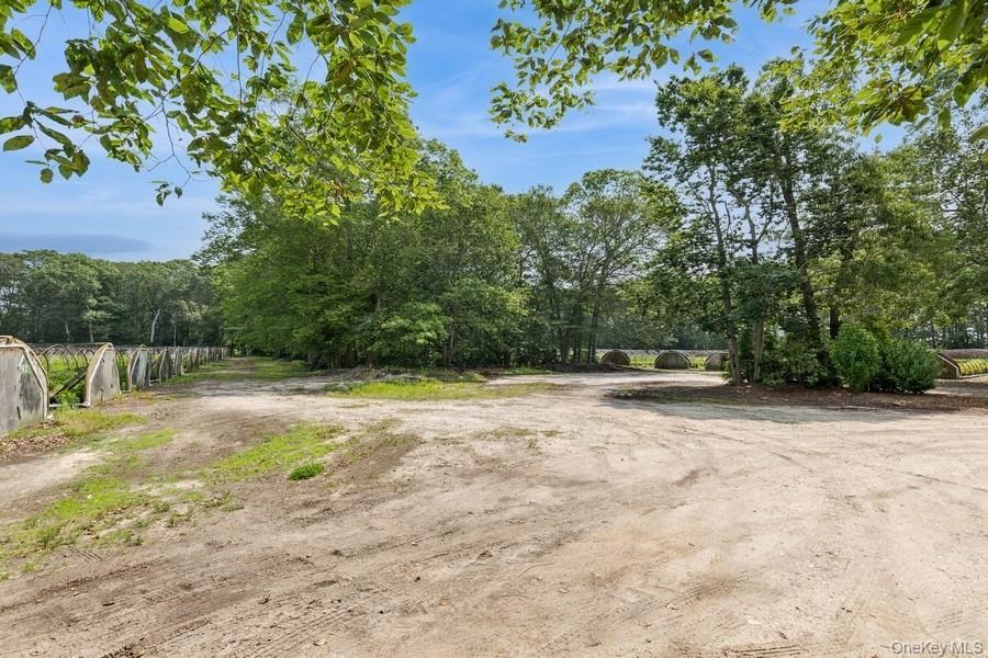 550 / 538 Herricks Lane Property Photo 28