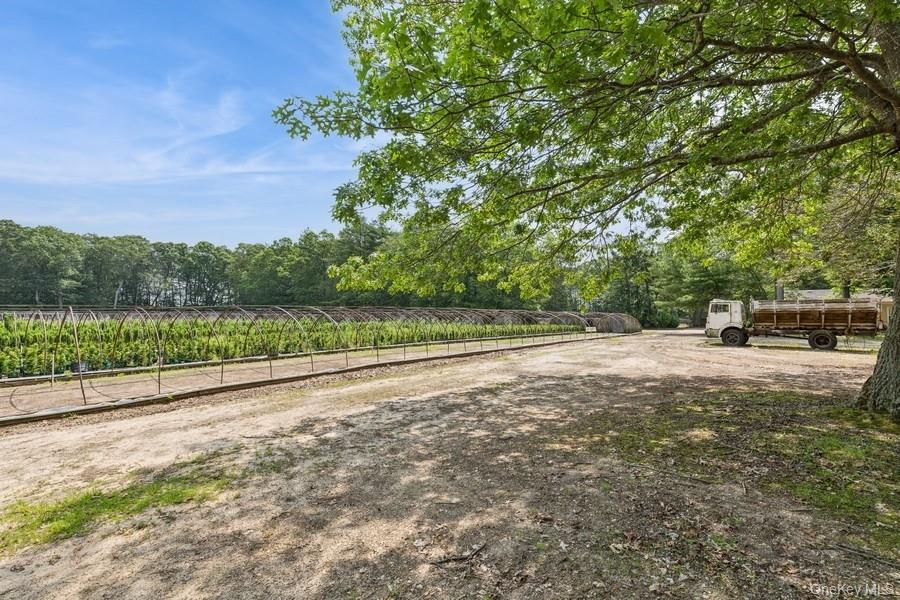 550 / 538 Herricks Lane Property Photo 39