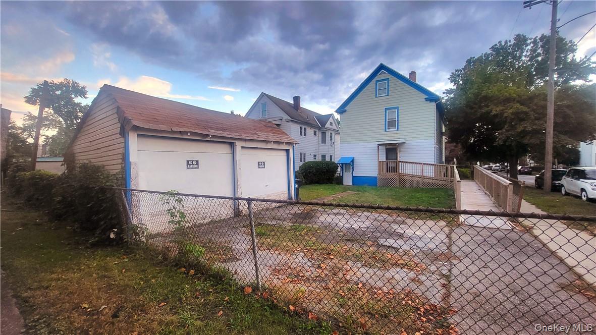 313 Mansion St Property Photo 4