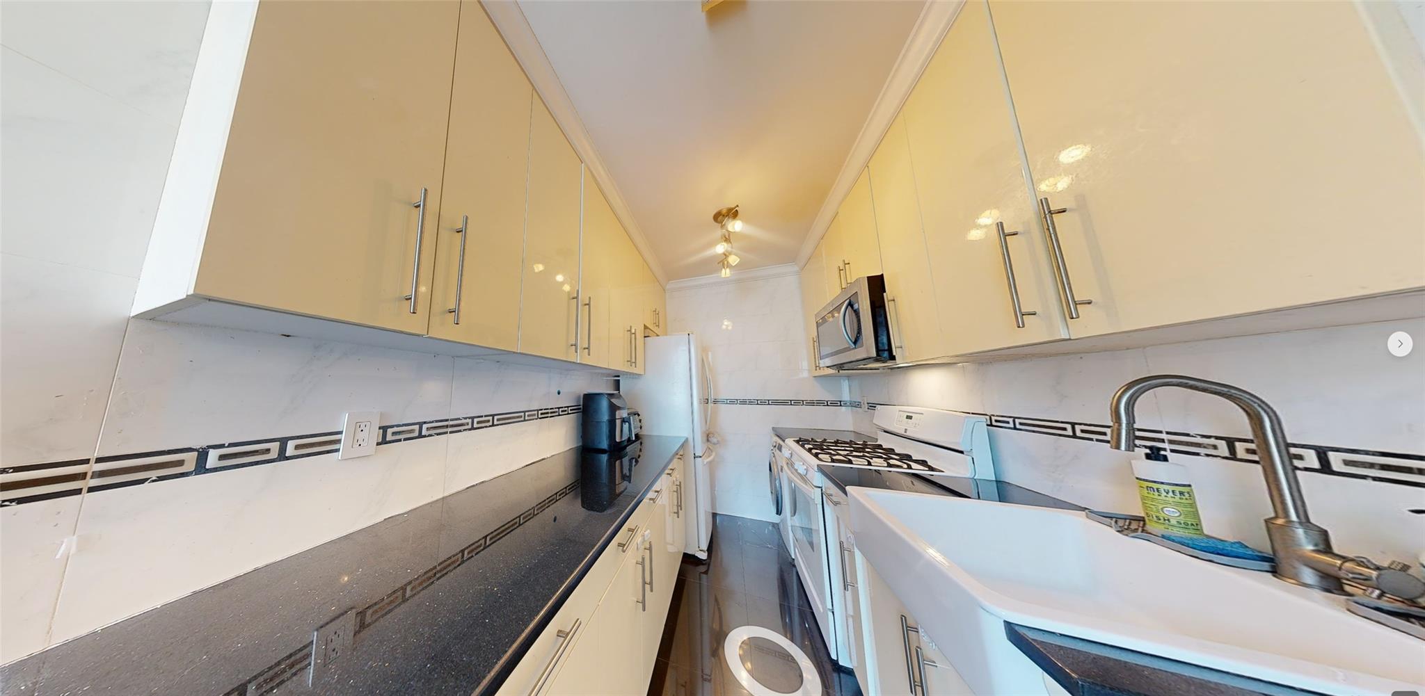 9410 64 Road B6 Property Photo 12