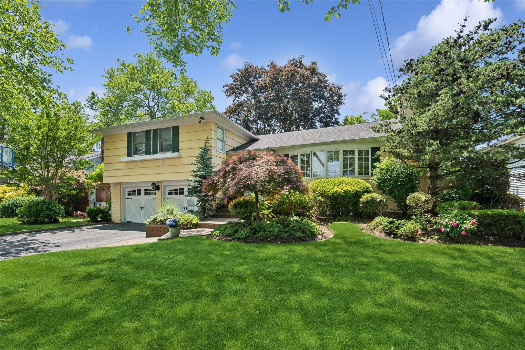 221 Somerset Drive Property Photo 1