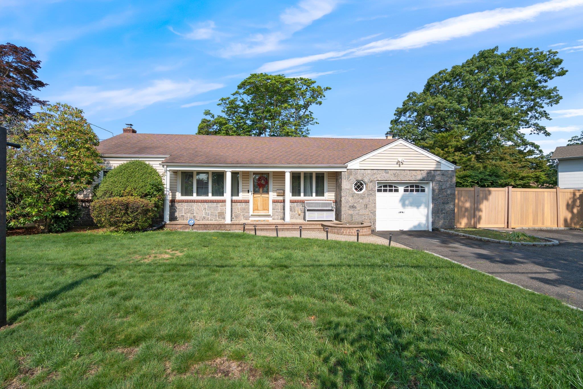 2 Deer Park Boulevard Property Photo 1