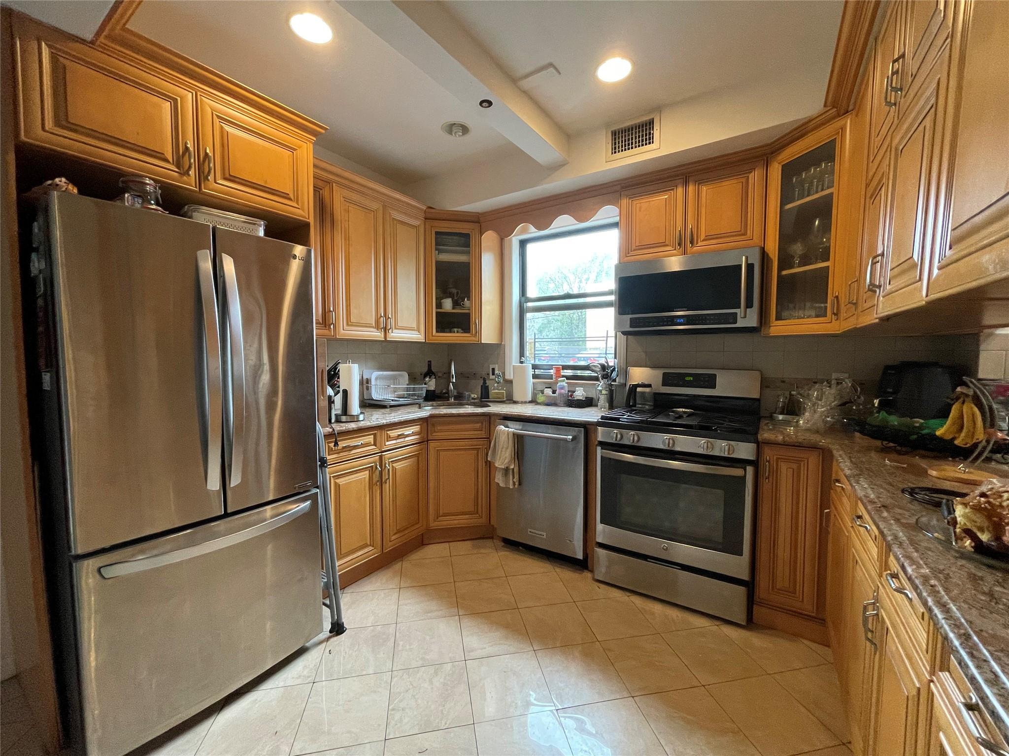 554 E 191st Street 1,2,3 Property Photo 4