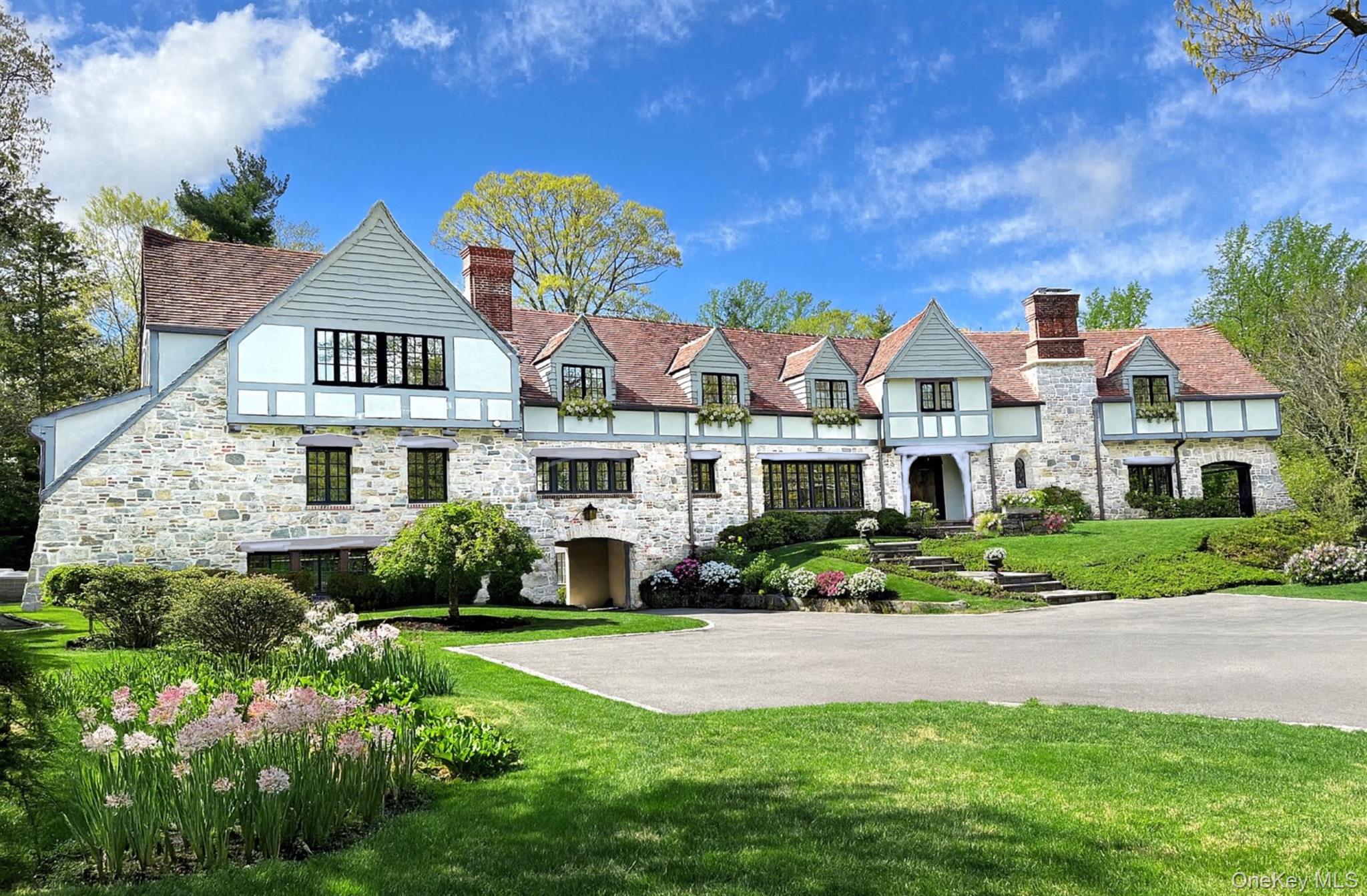 4 Commodore Avenue Property Photo 1