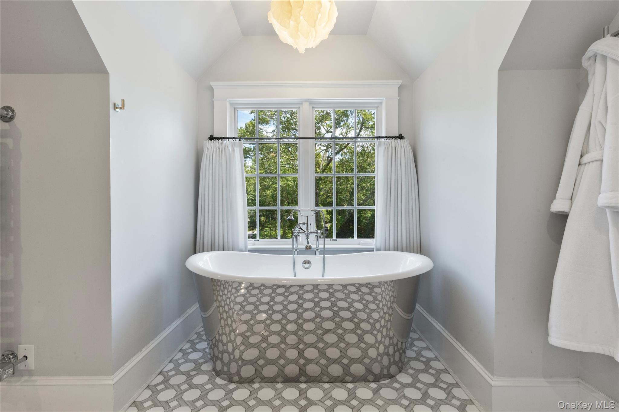 4 Commodore Avenue Property Photo 22