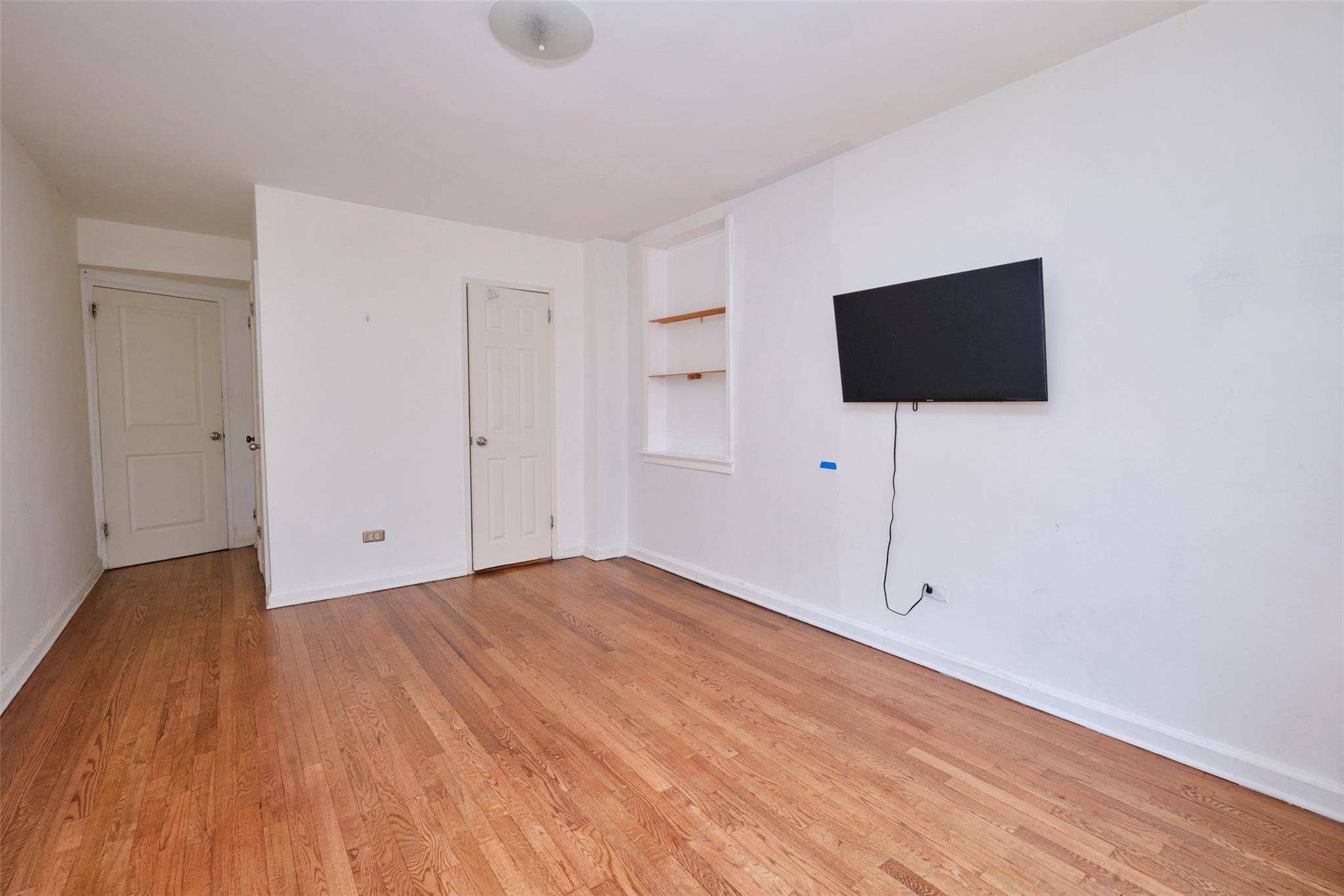 67-25 Clyde Street 2l Property Photo 4