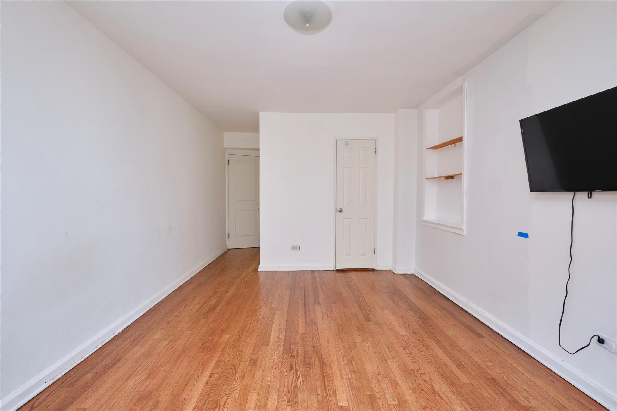 67-25 Clyde Street 2l Property Photo 5