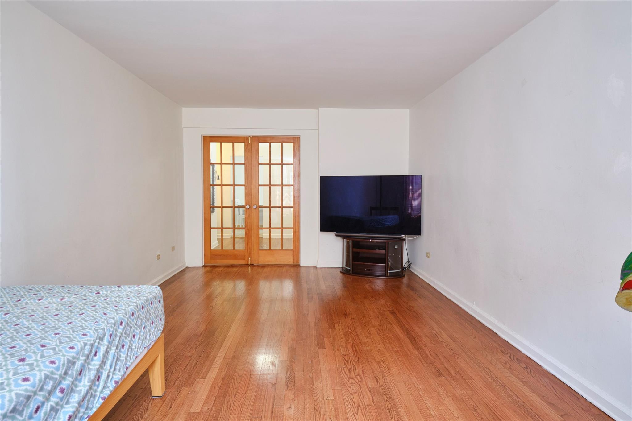 67-25 Clyde Street 2l Property Photo 7
