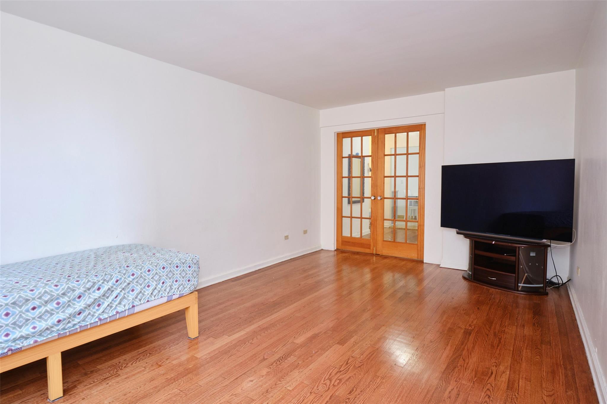 67-25 Clyde Street 2l Property Photo 8