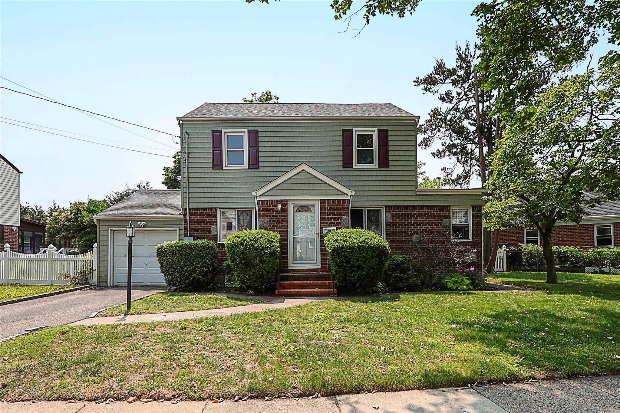 99 Roosevelt Court Property Photo 1