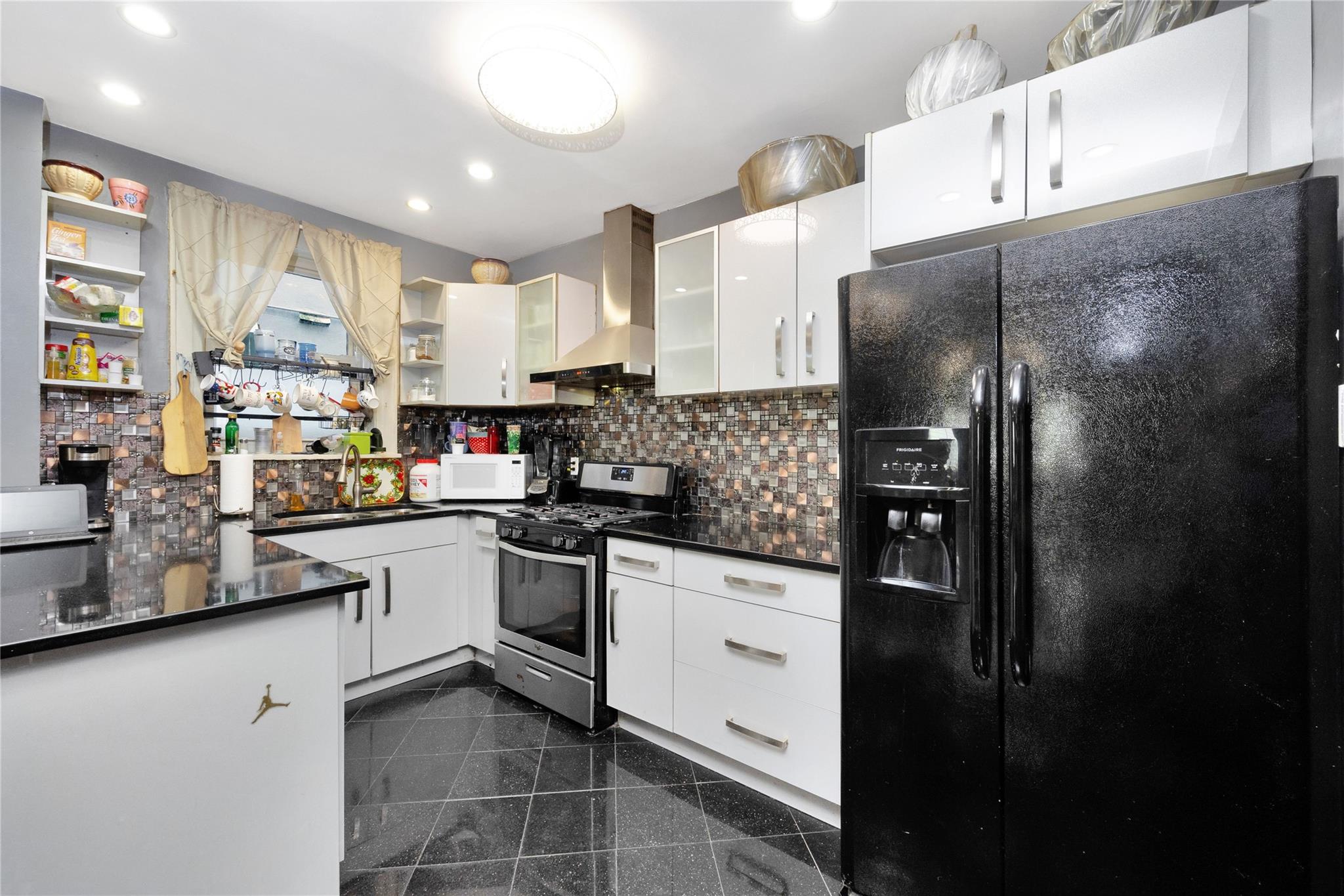 6018 Bleecker Street Property Photo 5