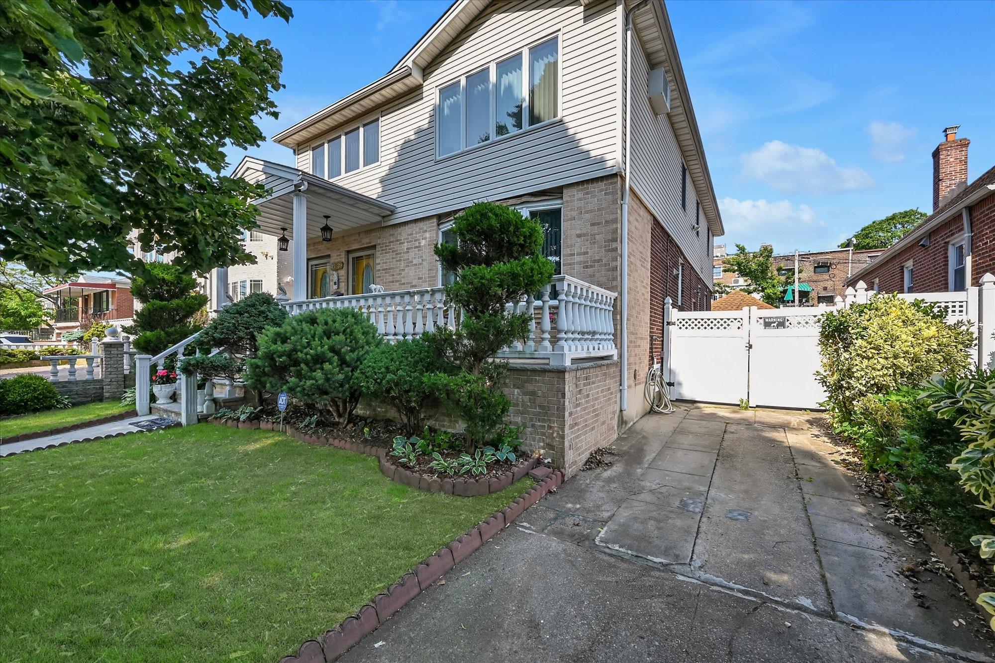 4539 192nd Street Property Photo 2