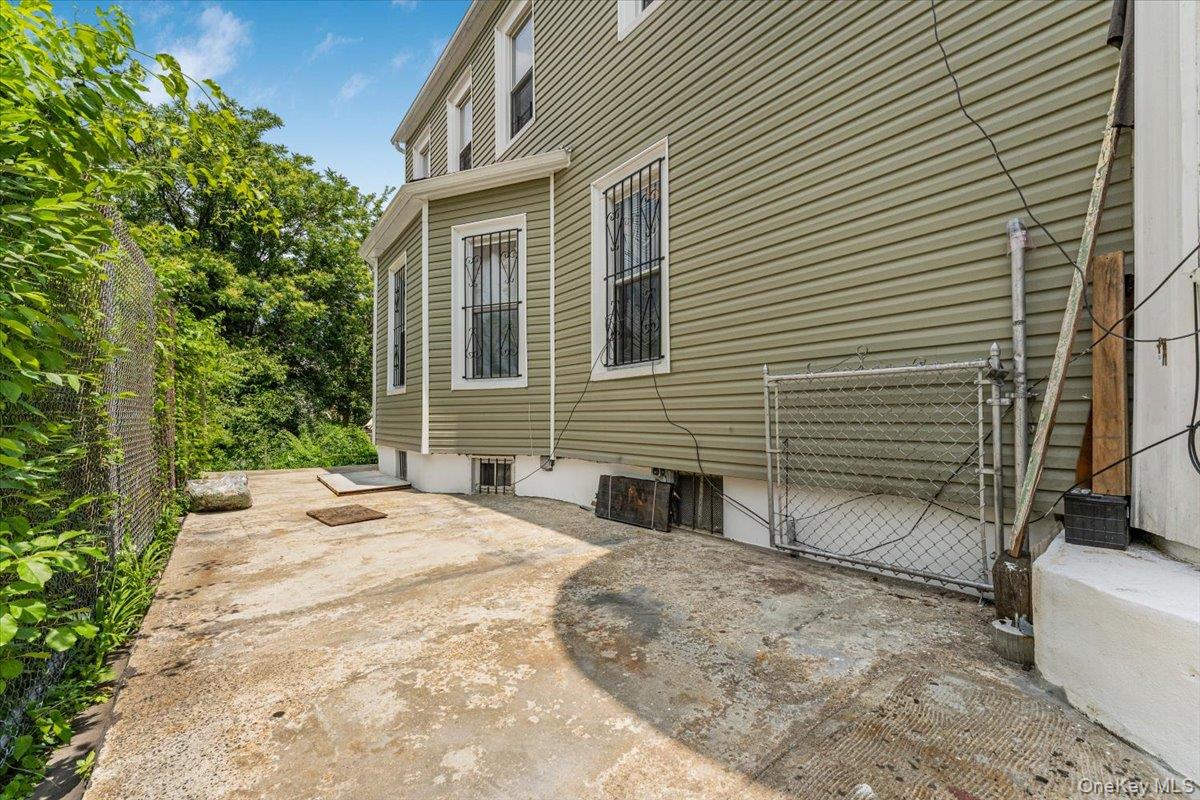 661 E 225th Street Property Photo 7