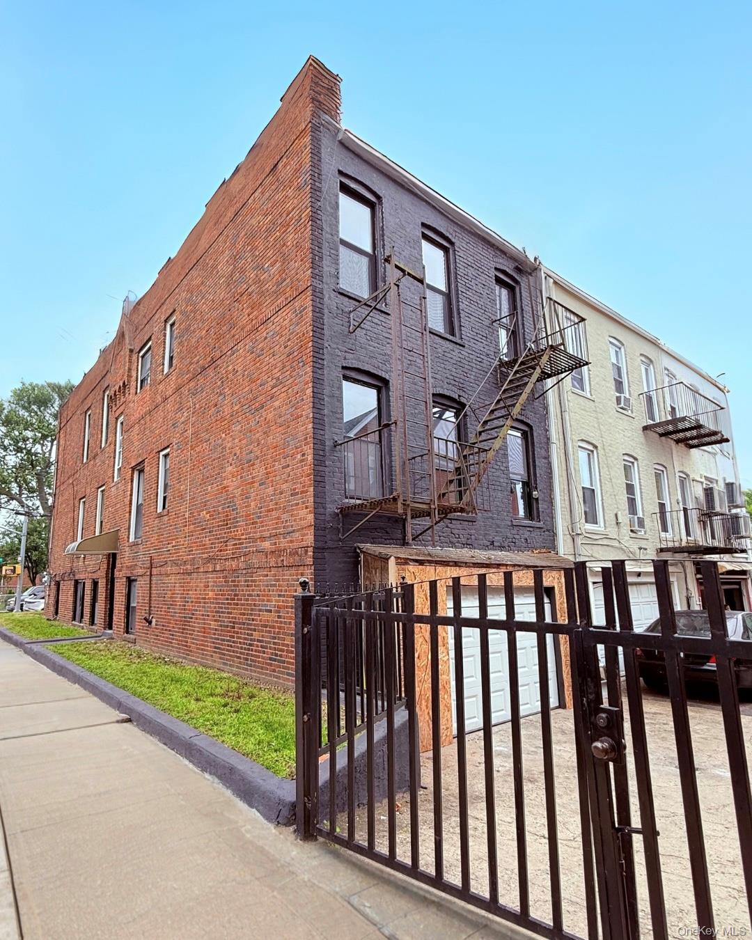 589 Lenox Road Property Photo 4