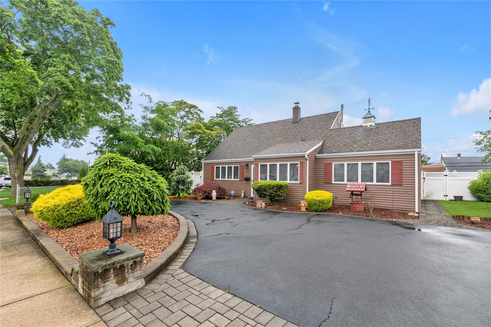 16 Crescent Lane Property Photo 1