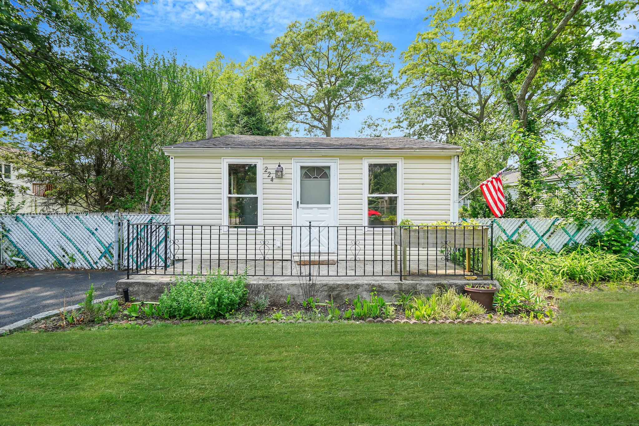 224 Woodycrest Drive Property Photo 1