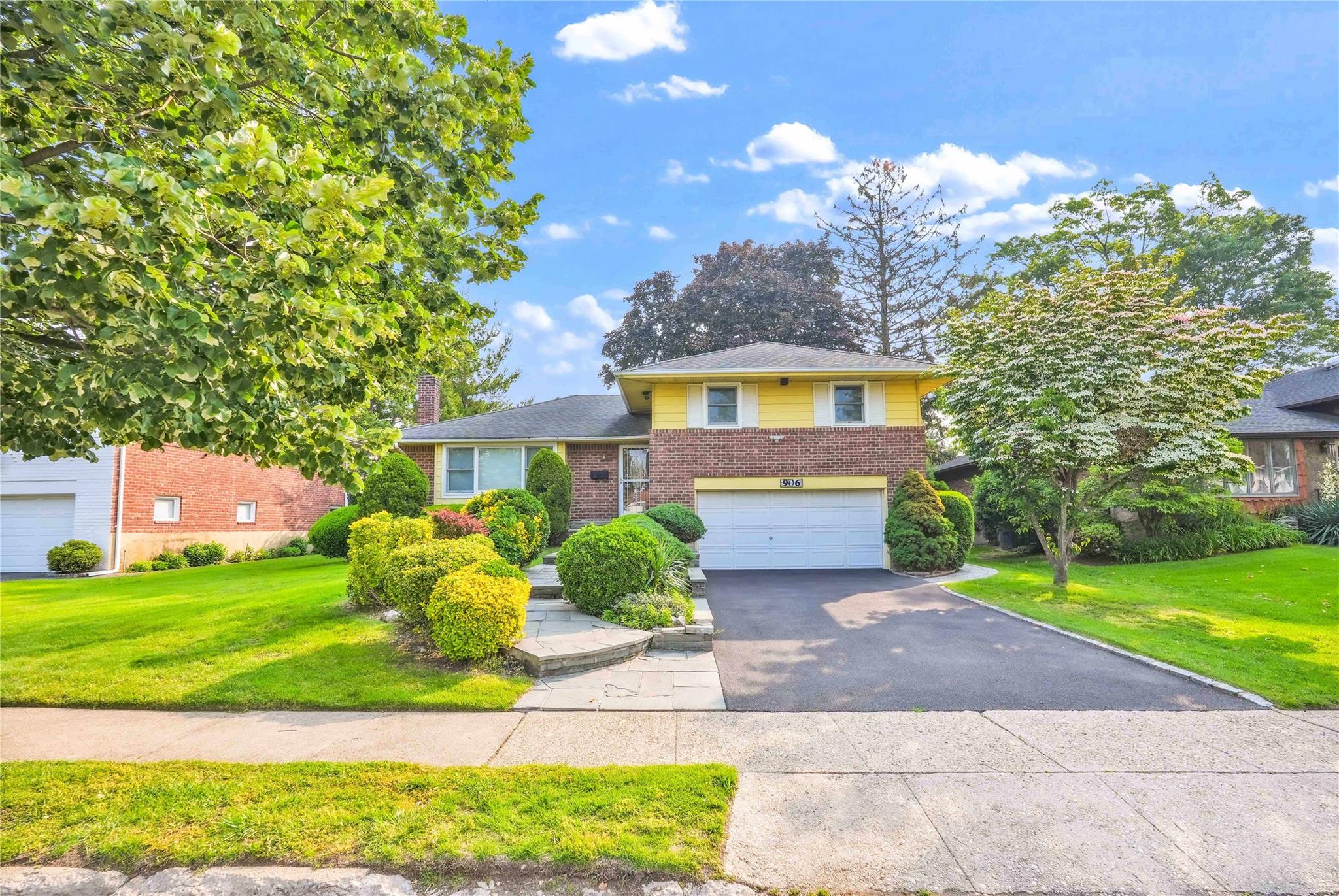 906 Bromton Drive Property Photo 1