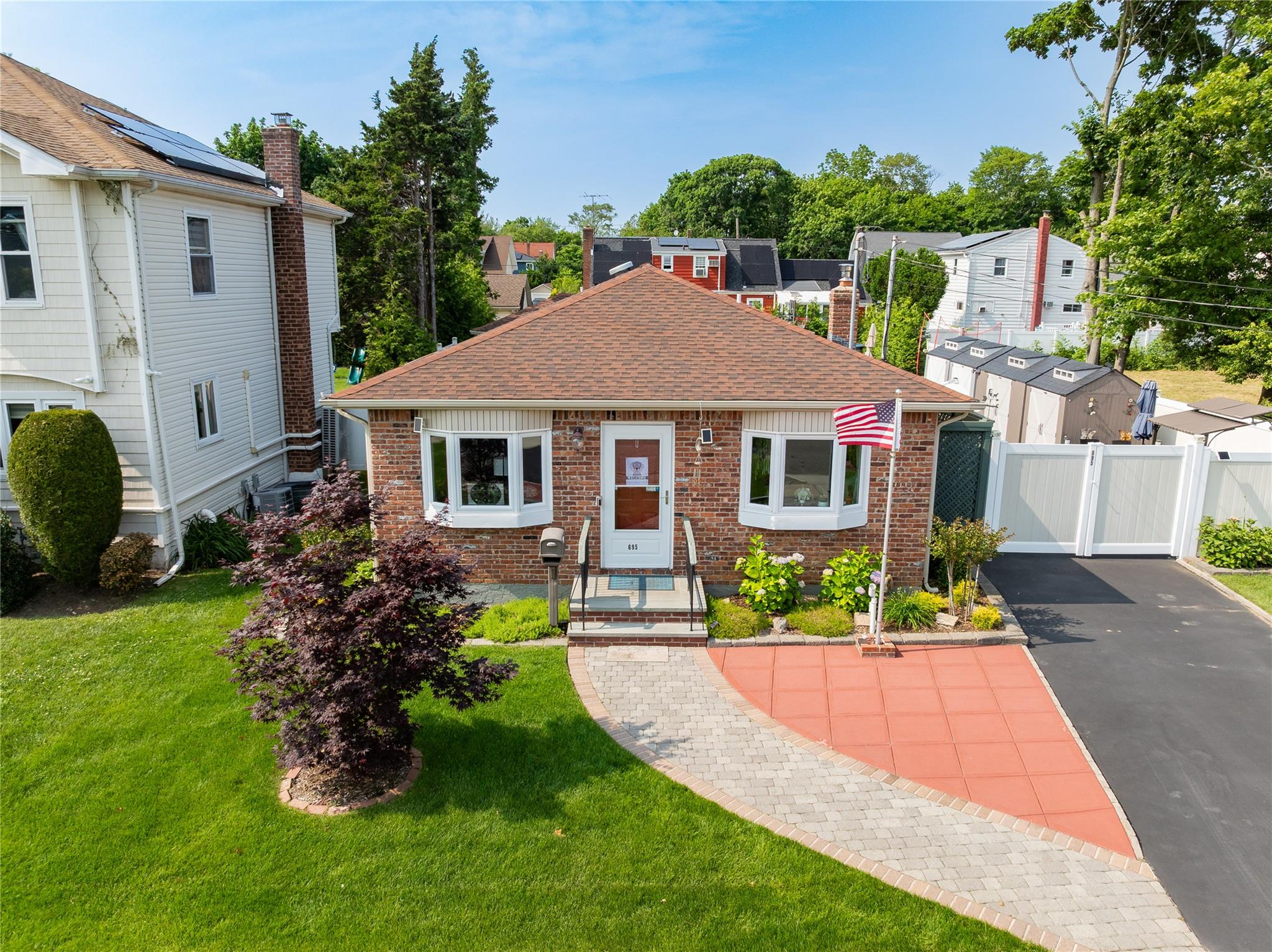 695 Arlington Avenue Property Photo 1
